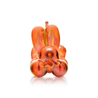 Escultura de balão laranja em forma de cão