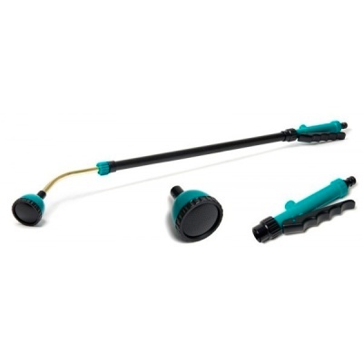 Conjunto de regadores com plástico verde e preto e tubo metal dourado