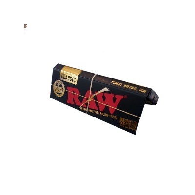 Embalagem de papel para enrolar RAW Classic preta com texto vermelho e dourado sobre fundo branco