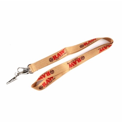 Cordão castanho claro com texto RAW vermelho e fecho metálico
