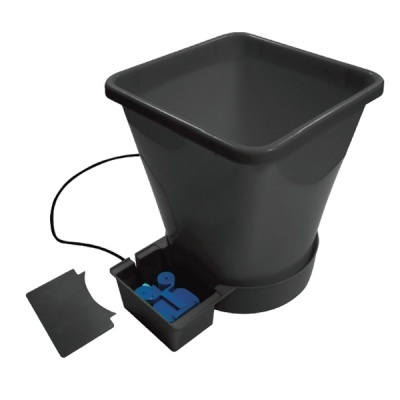 Recipiente quadrado preto com caixa e peças azuis.