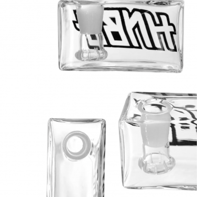 Peças de vidro transparente com texto invertido 'THC'