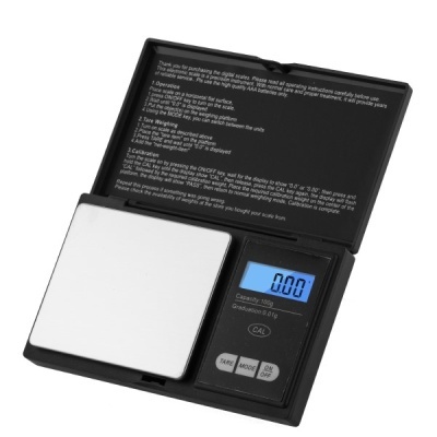 Balança digital de precisão preta com plataforma prateada e visor digital azul
