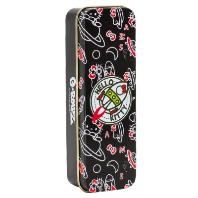 Estojo metálico preto com padrão Hello Kitty e texto HELLO KITTY.