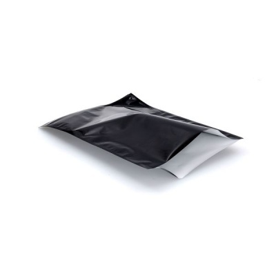 Saco plástico preto com interior branco em fundo branco