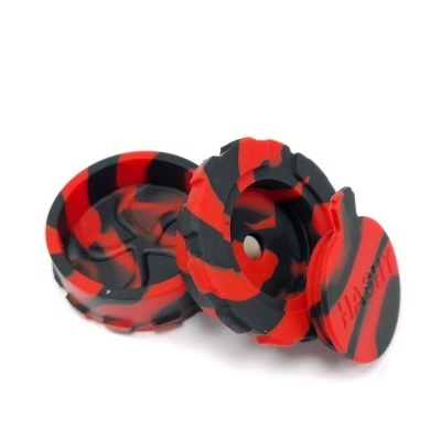 Caixas pequenas de silicone vermelho e preto com tampa em padrão camuflagem.