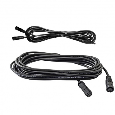 Dois cabos pretos com conectores em fundo branco