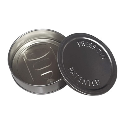 Lata metálica redonda com tampa preta com texto em relevo
