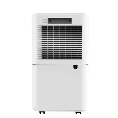 Desumidificador branco com grelhas frontais horizontais e rodas.