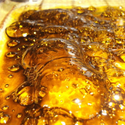 Superfície translúcida âmbar com bolhas