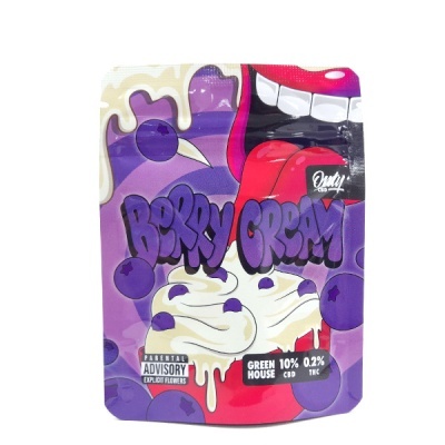 Embalaagem colorida para produto Berry Cream com design de frutos e boca