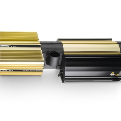 Equipamento de iluminação TEKNA preto e dourado em fundo branco