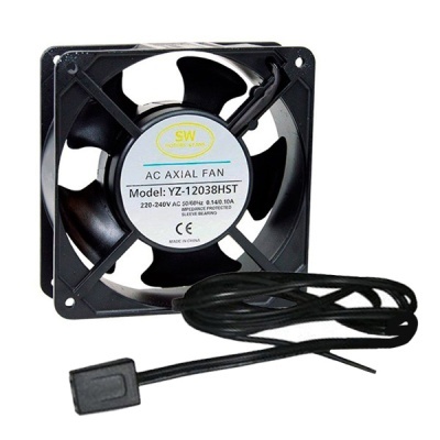 ventoinha axial preta com etiqueta branca e cabo preto