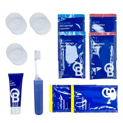Conjunto de limpeza e calibração para medidor de pH com tubos, escova e saquetas azuis em fundo branco