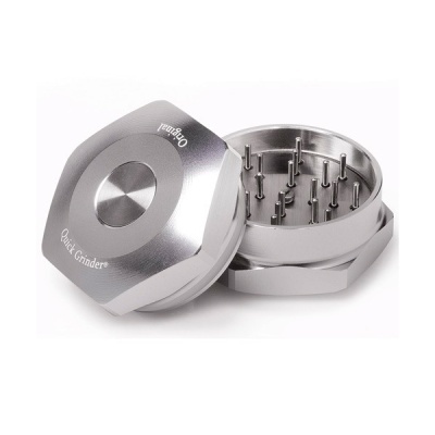 Triturador metálico prateado com lâminas e texto Quick Grinder Original