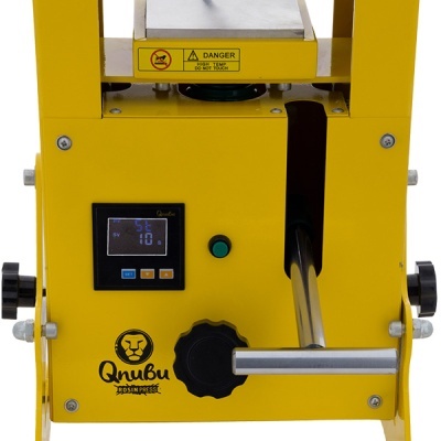 Máquina amarela com mostrador digital e alavanca metálica