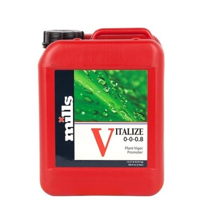 Recipiente vermelho com rótulo verde e texto Vitalize 0-0-0.8