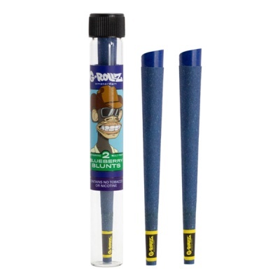 Dois blunt pré-enrolados azuis e um tubo transparente com blunt e etiqueta com desenho de macaco