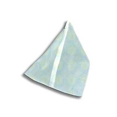peça triangular azul clara com padrão e faixa branca