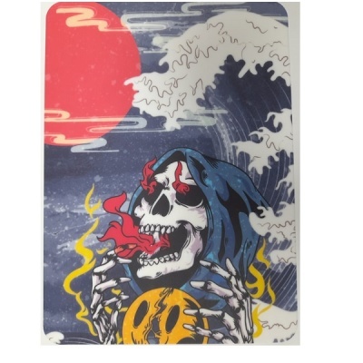 Ilustração de caveira com capuz azul, língua e olhos a arder, mãos esqueléticas, ondas brancas e sol vermelho.