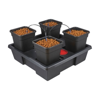 Sistema hidropónico com quatro vasos pretos e bolas de argila sobre base preta
