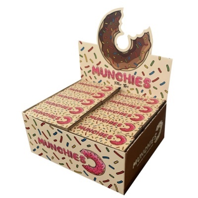Caixa de exposição para comércio em design de donut com confeitos coloridos e texto MUNCHIES.