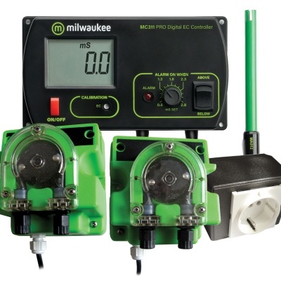 Controlador digital EC Milwaukee MC311 PRO com dois dispositivos de bomba verde transparente e mostrador LCD