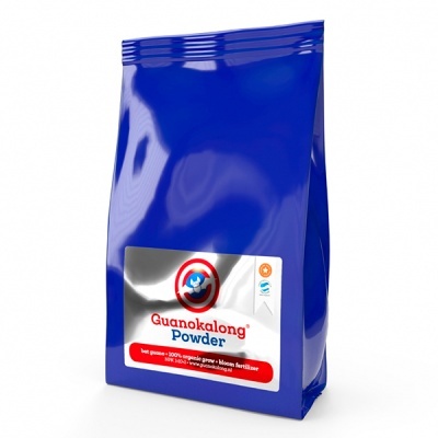 Saco azul de fertilizante em pó Guanokalong com rótulo branco e vermelho