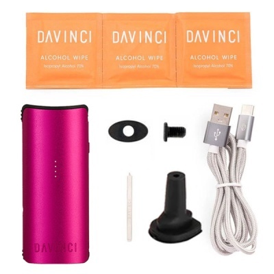 Kit de produto DAVINCI rosa com lenços alcoólicos laranja e acessórios diversos sobre fundo branco.
