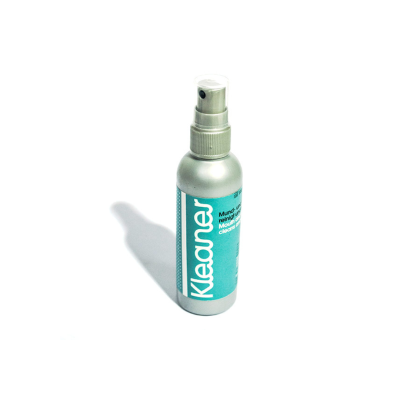 Frasco prateado com válvula spray e rótulo azul com texto branco Klearer