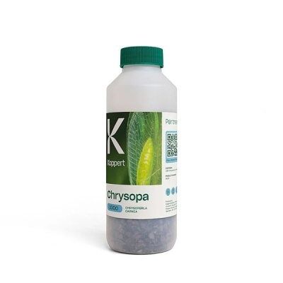 Frasco plástico branco com tampa verde e etiqueta de produto com imagem de folha e inseto