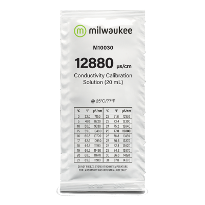 Saco branco de solução de calibração milwaukee 12880 µS/cm 20 mL com tabela e texto informativo