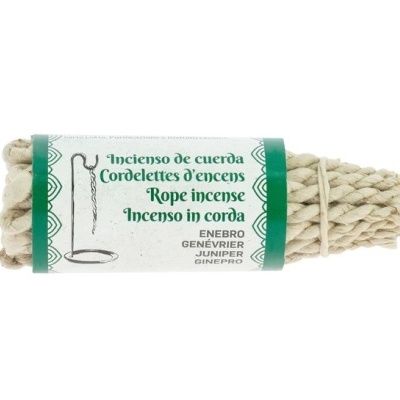 Pacote de incenso em corda bege com rótulo branco e verde