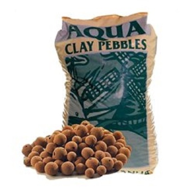 Saco de bolas de barro Aqua Clay Pebbles com bolas castanhas à frente