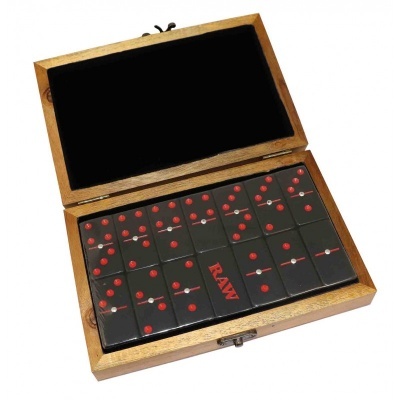 Conjunto de dominós pretos com pontos vermelhos na caixa de madeira aberta