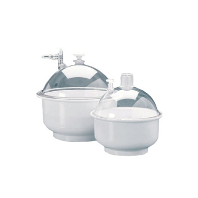 Duas câmaras dessicatoras de laboratório, bases brancas e tampas transparentes com válvulas.