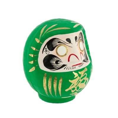 Boneco Daruma verde com detalhes dourados e pretos