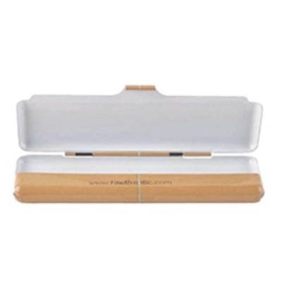 Estojo branco aberto com pau de fumar em madeira clara com texto www.rawthe360.com