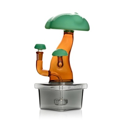 Objeto artístico de vidro tipo cogumelo em tons de laranja e verde com base transparente