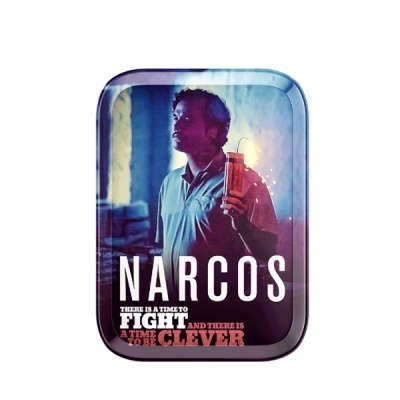 Lata metálica com imagem de homem e texto NARCOS