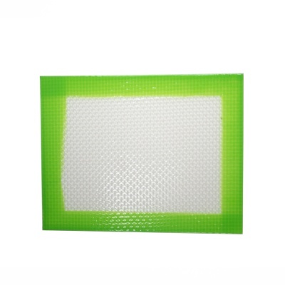 Tapete de silicone retangular branco com borda verde e textura de pequenos círculos