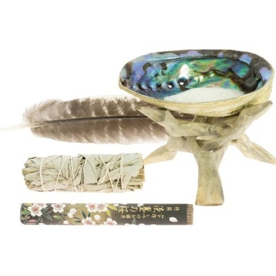 Conjunto para defumação com suporte de madeira, concha de paua colorida, ramo de sálvia branca, pena e caixa de incenso decorada