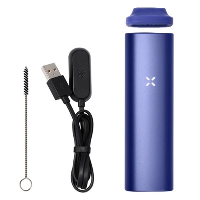 Dispositivo cilíndrico azul metálico com tampa, cabo USB preto e escova de limpeza