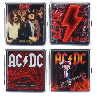 Caixas metálicas quadradas com capas dos álbuns da banda AC/DC