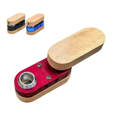 Três cachimbos de madeira e metal com tampa articulada em cores preto, azul e vermelho