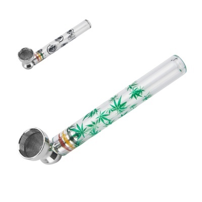 Duas pipes de fumar de vidro com decoração de folhas de cânhamo e desenhos pretos, com bases metálicas e anéis coloridos.