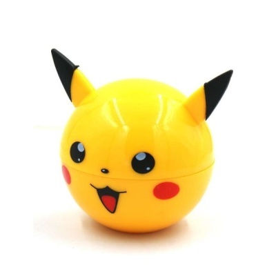 Brinquedo esférico amarelo ilustrado com rosto de Pikachu e orelhas pontiagudas.