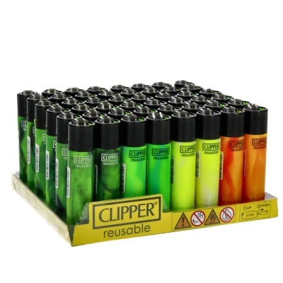 Conjunto de isqueiros Clipper reutilizáveis em várias cores na embalagem amarela