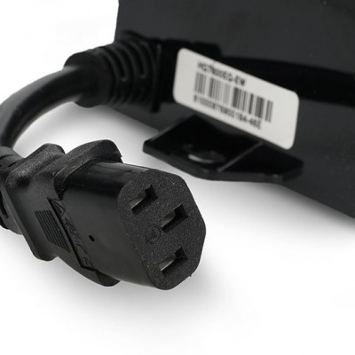 Cabo elétrico preto com conector de três pinos e etiqueta com número de série