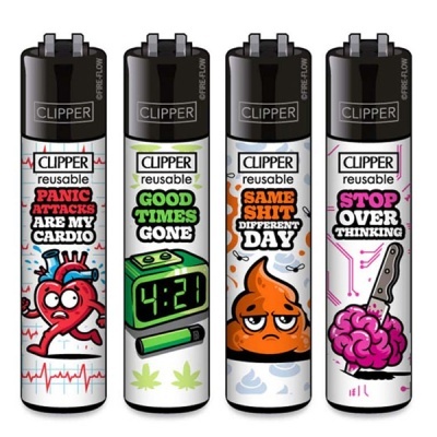 Quatro isqueiros Clipper reutilizáveis com desenhos e texto humorístico colorido.